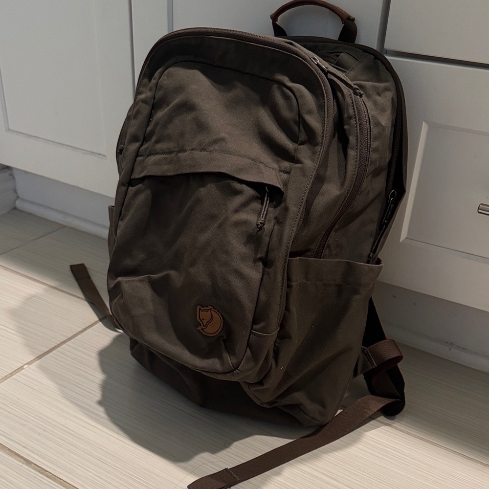 Fjallraven Raven 28 Backpack - Dark Olive